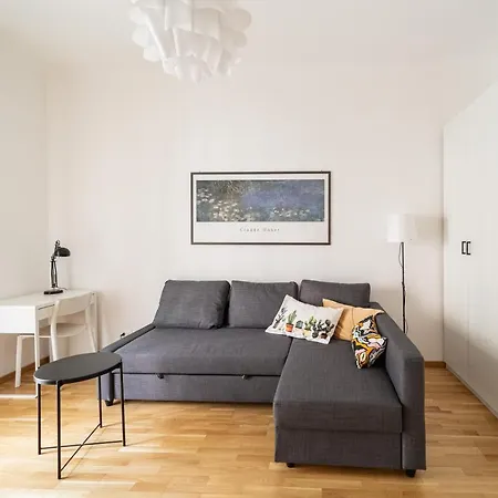 Modern & Central Apt - W/ Balcony Apartment
